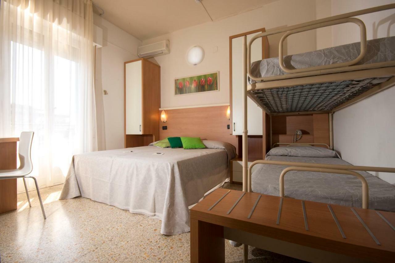 Hotel Veliero Rimini Exterior photo