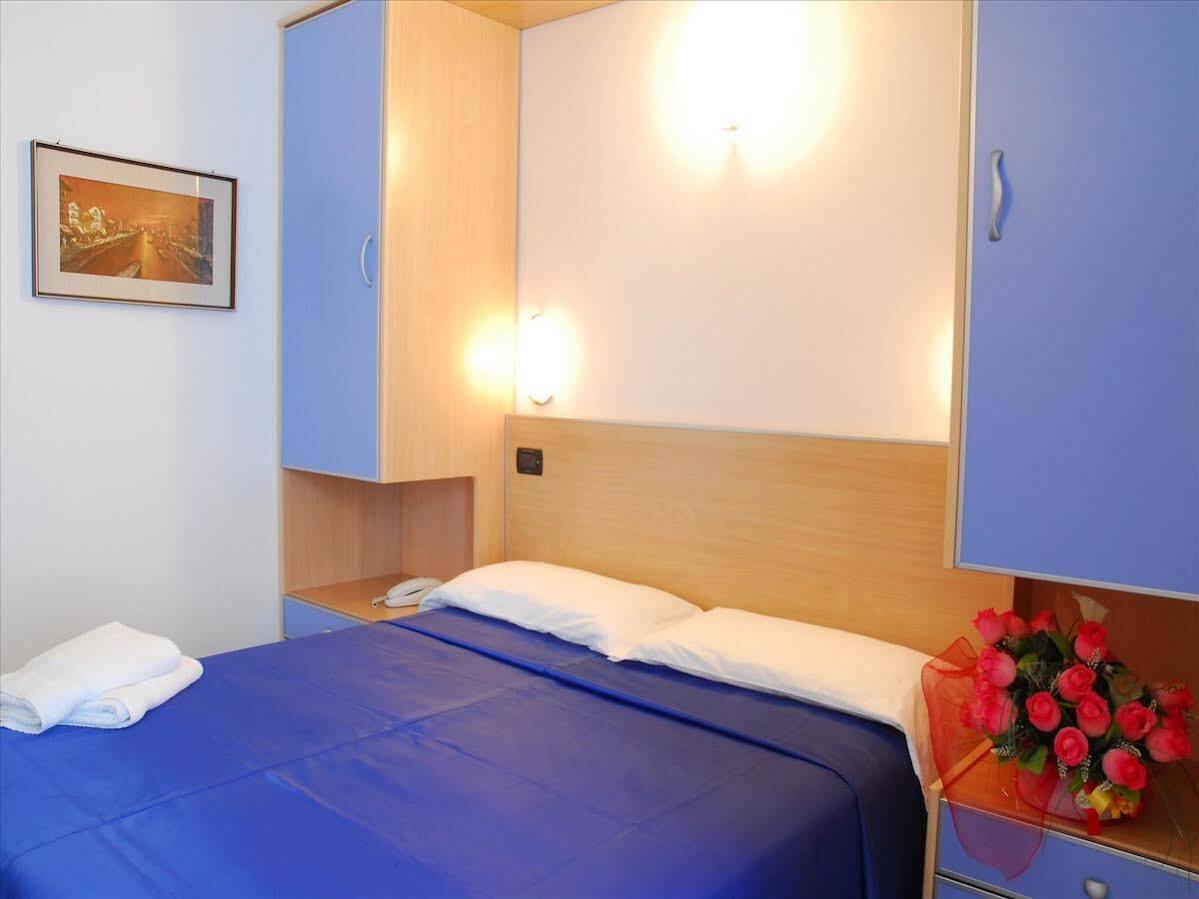 Hotel Veliero Rimini Exterior photo